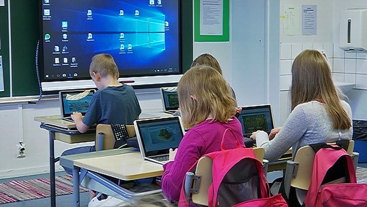 Viidesluokkalaiset käyttävät tabletteja tunnilla Linnalan koulussa