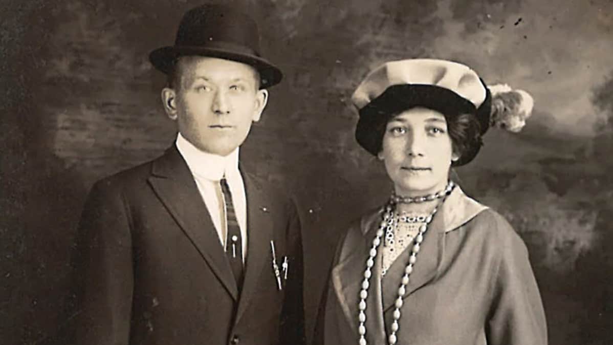 mies ja nainen studiovalokuvassa 1900-luvun alussa