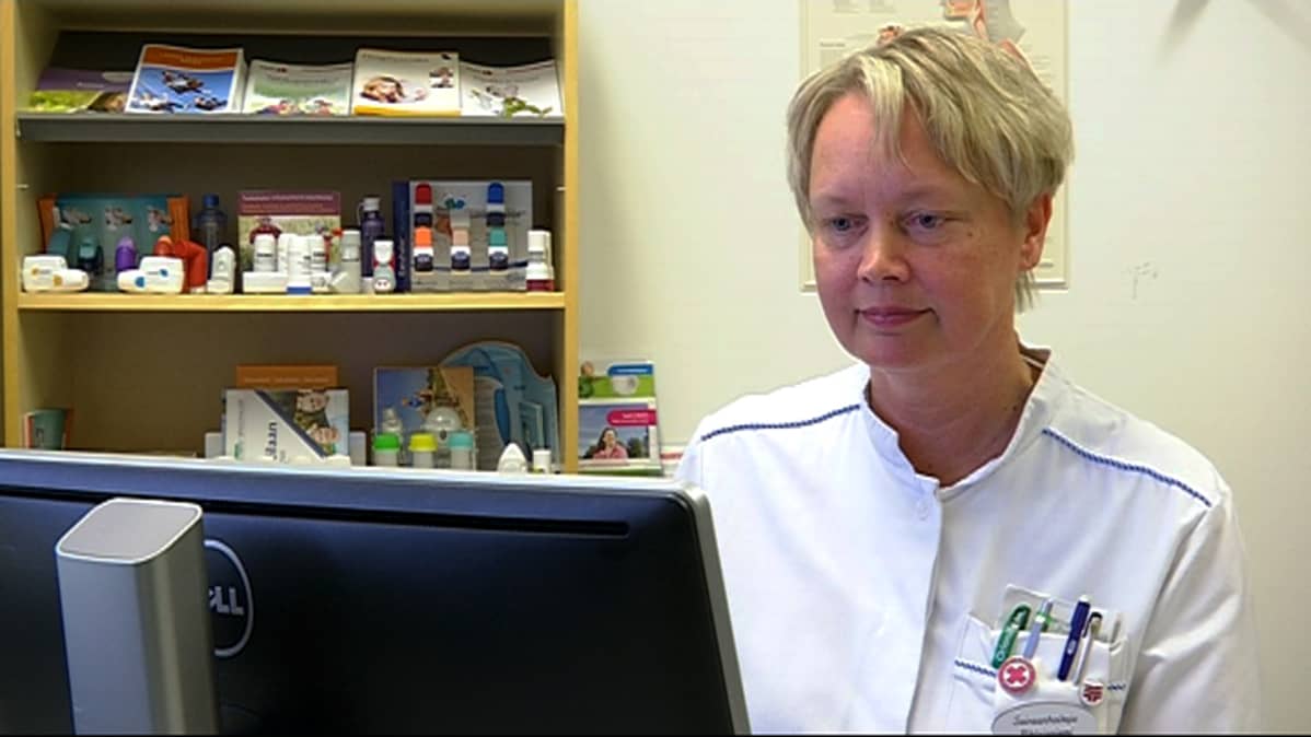 Viivi Pihlajaniemi työkoneen ääressä