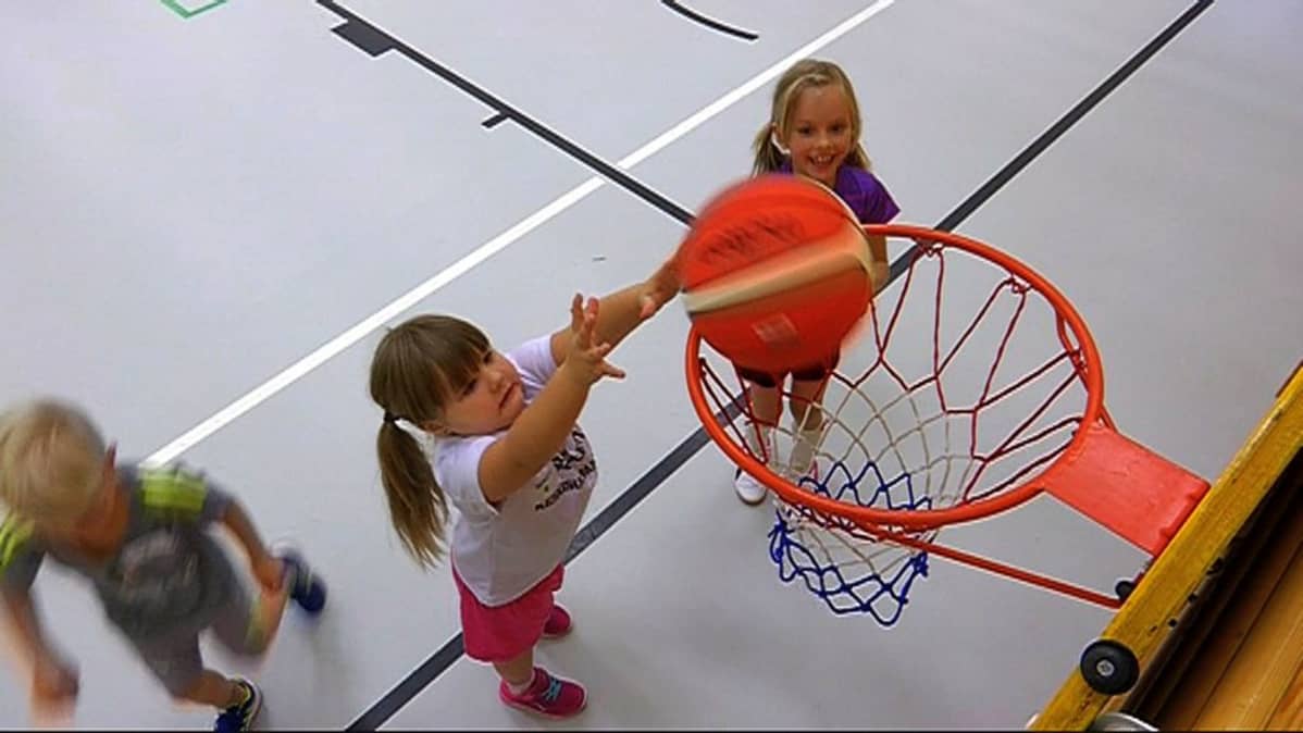Lauri Markkasta huomattavasti lyhyempi koriskoululainenkin saa pallon koriin.