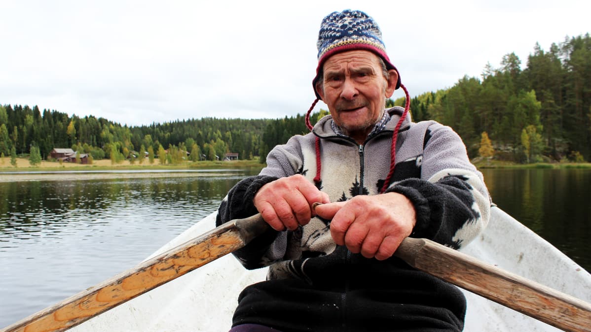 Matti Hölttä soutaa
