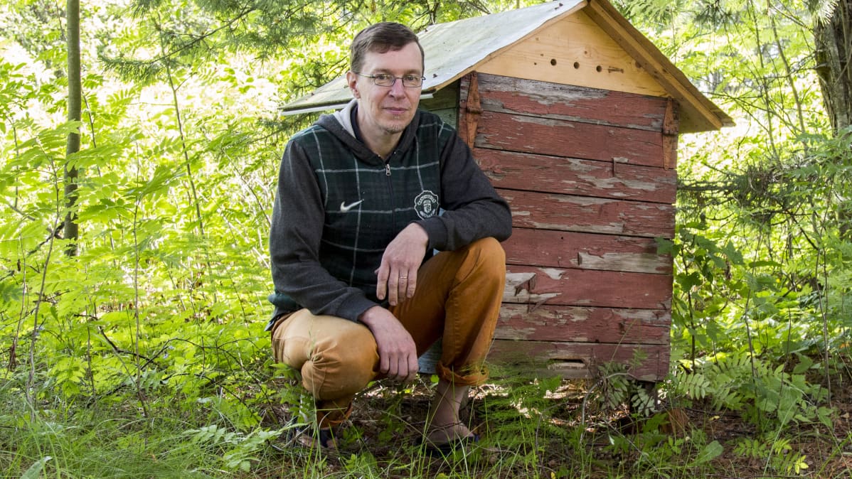 Mehiläisten keinosiementäjä Kari Pirhonen