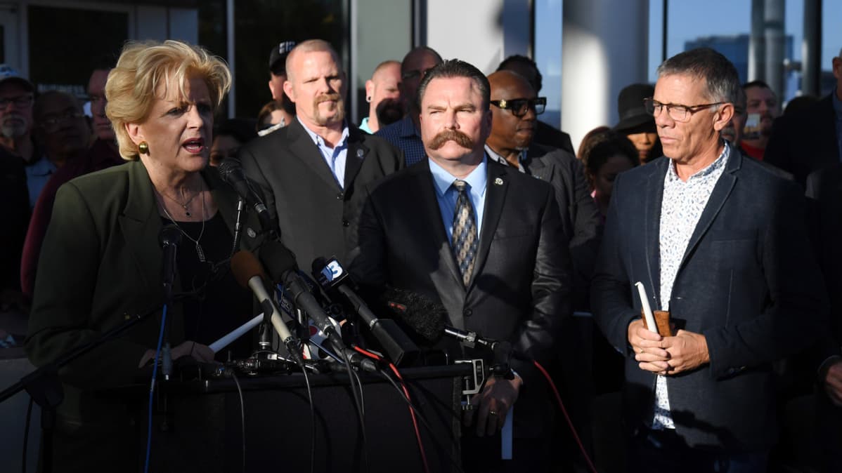 Las Vegasin pormestari Carolyn Goodman puhui muistotilaisuudessa kaupungintalolla 2. lokakuuta.