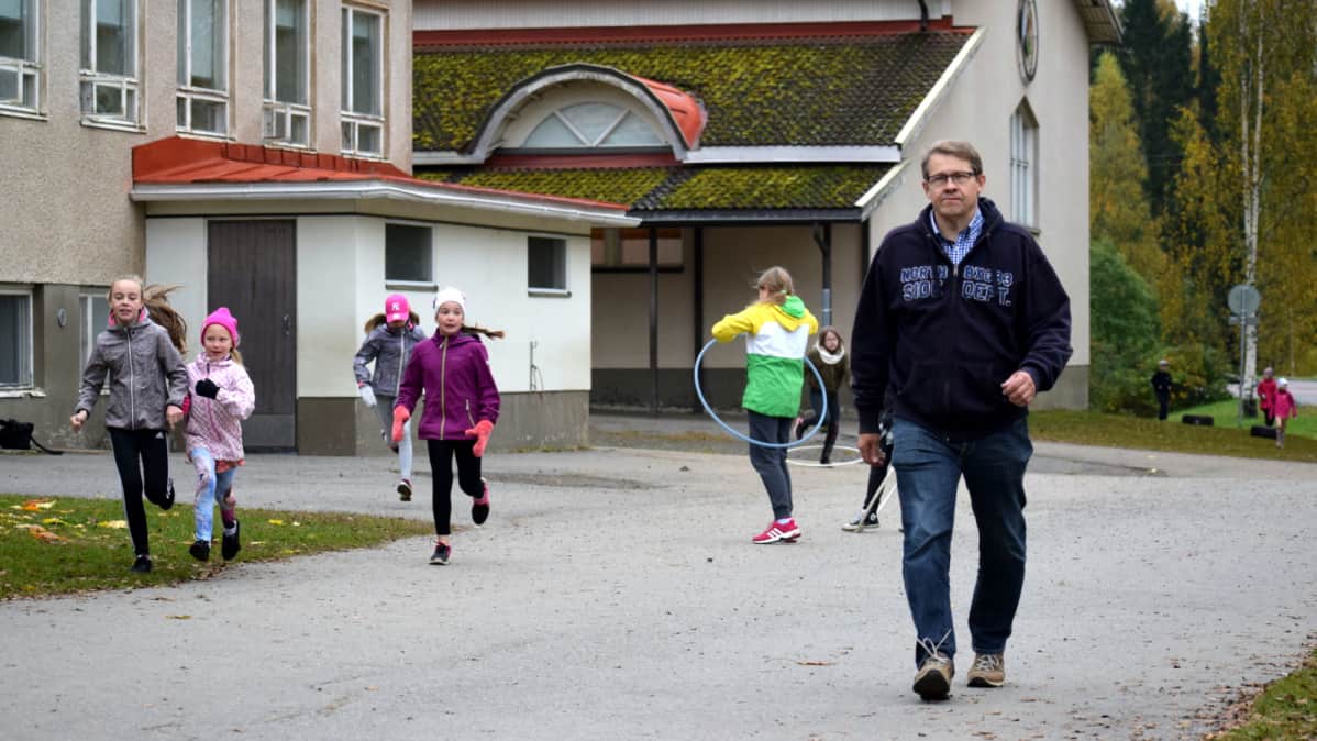 Juvan kirkonkylän koulun rehtori Olli Kossila kävelee koulun pihalla.