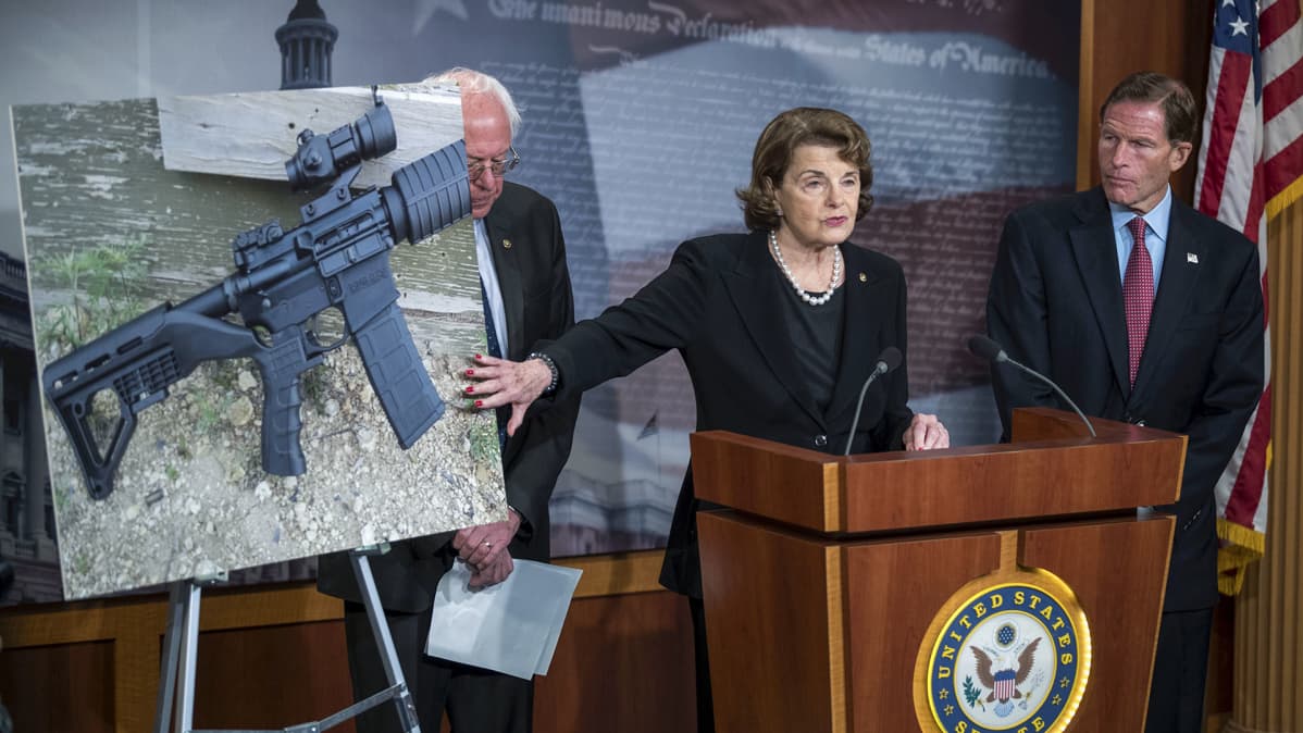 kolme senaattoria ja kuva bump stock -tukista asennettuna aseeseen.
