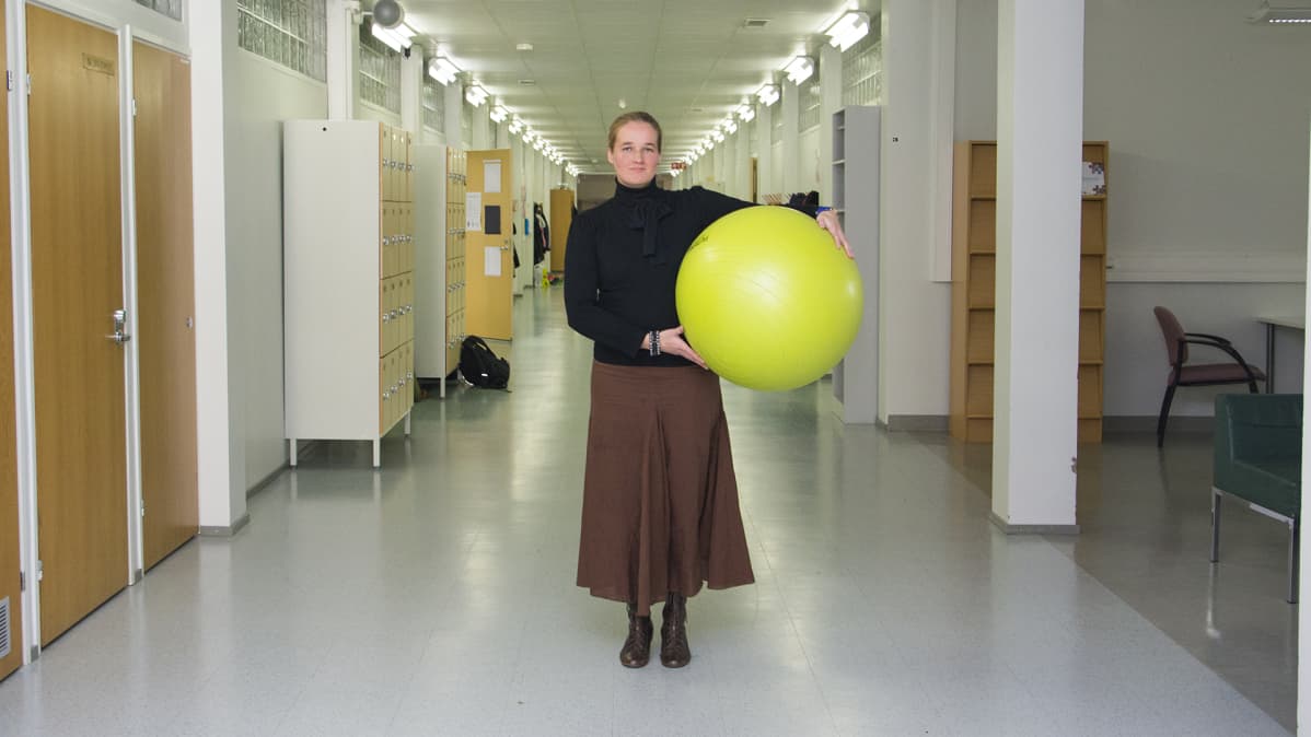 Rehtori Julia Pohjanoja-Kela pitelee käsissään jumppapalloa.