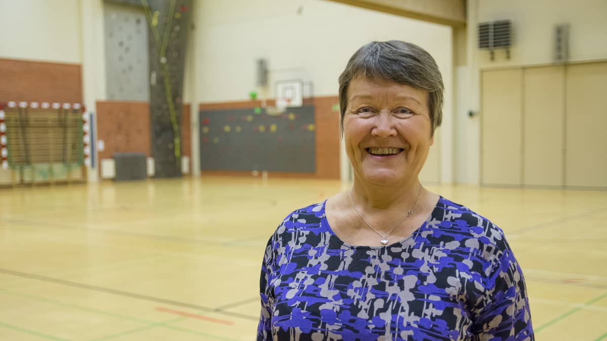 Liikuntasihteeri Pirjo Neuvonen Suomussalmen liikuntahallissa.