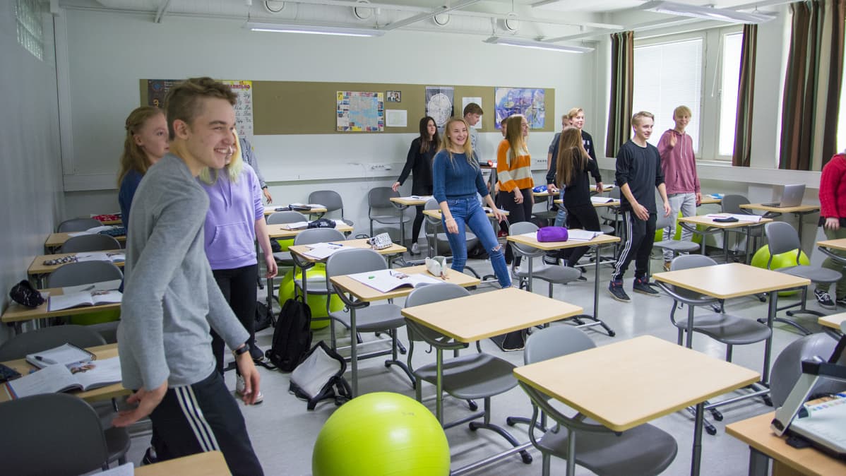 Suomussalmen lukion 17 a taukojumppaa Ruotsin tunnilla