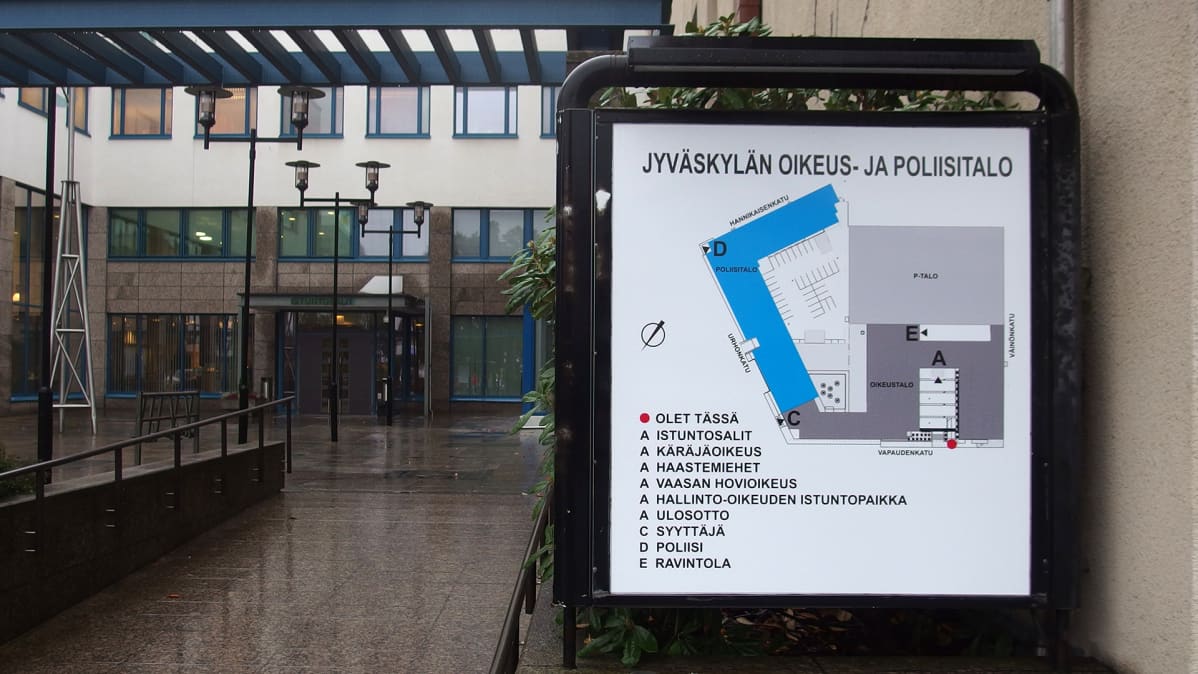 Jyväskylän oikeus- ja poliisitalon opastaulu.