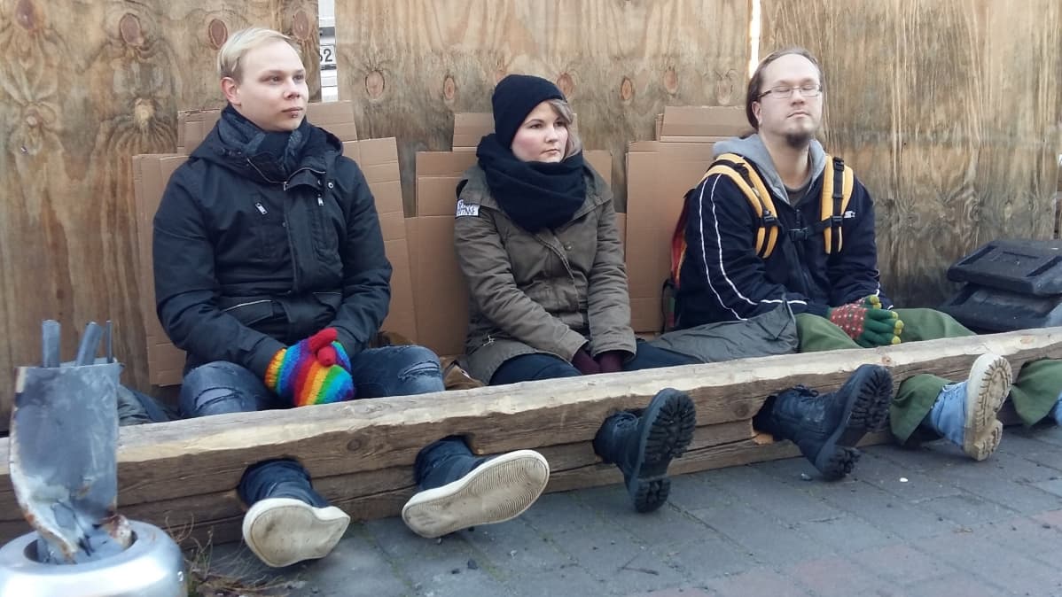 Jalkapuussa Laupuan hiippakunnan tuomiokapitulin edessä.