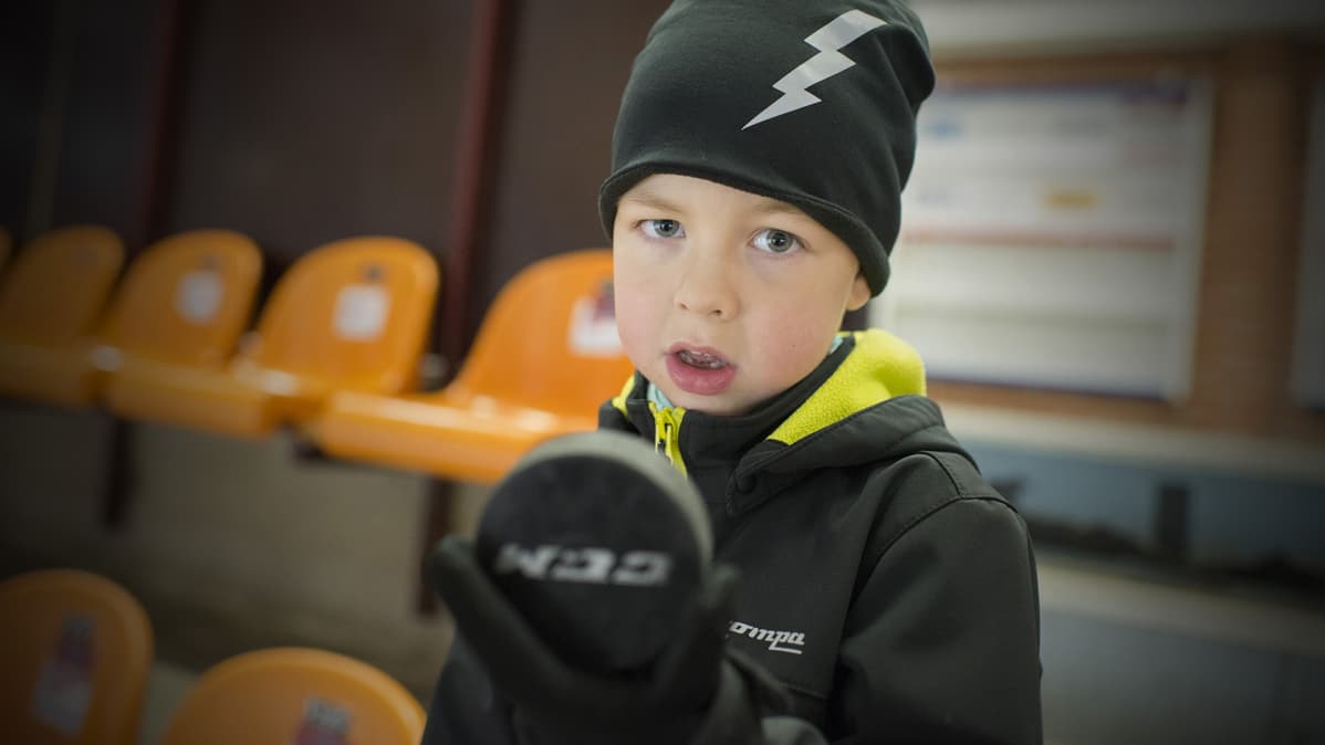 Jesper esittelee jääkiekkoa.