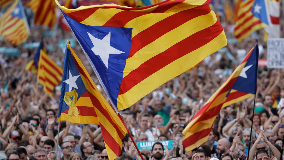 Ihmiset osoittivat mieltään Katalonian itsenäistymisen puolesta Barcelonassa 21. lokakuuta.