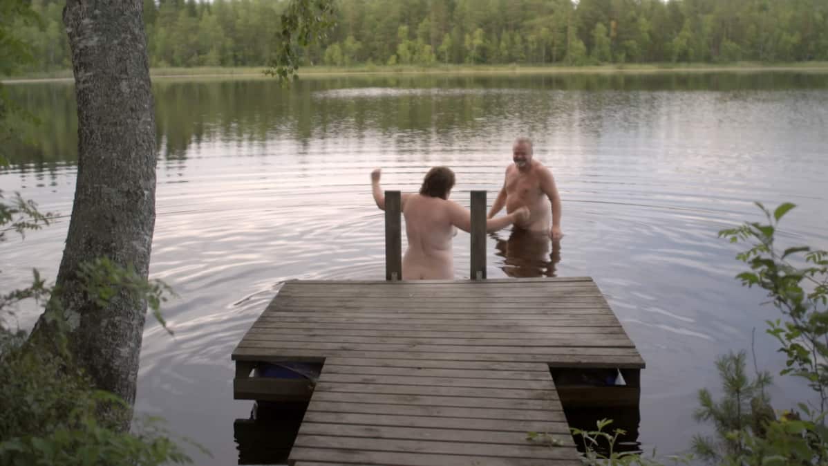 Asta ja Timo Nuppola uimassa.