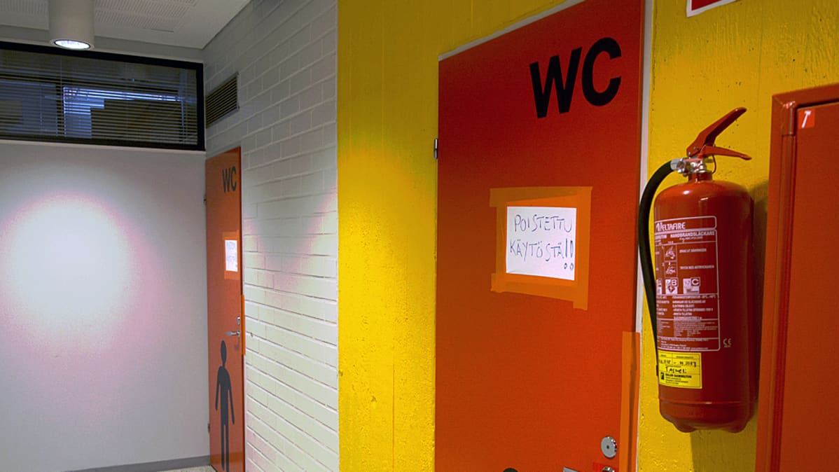 Oulunyliopiston WC, joka on otettu pois käytöstä.