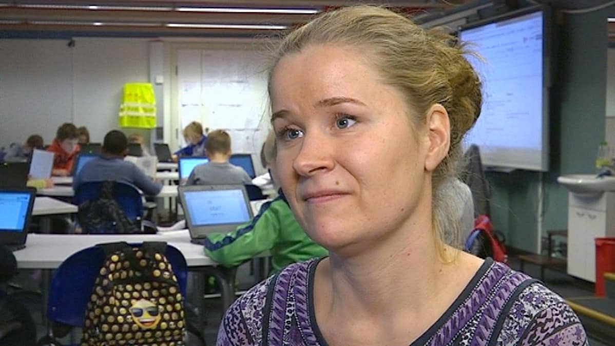 opettaja seisoo huoneessa