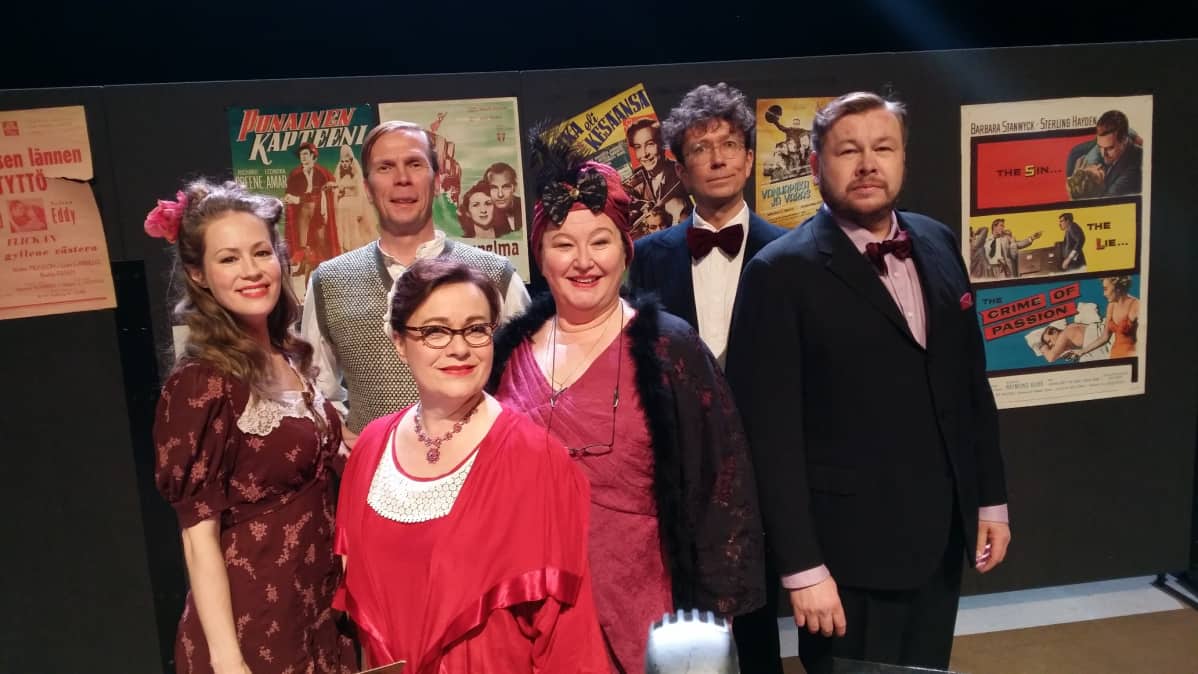 Anu Hostikka(vas.), Jukka Rasila, Tiina Vahevaara(edessä), Päivi Nisula, pianisti Pasi Helin ja Juha Hostikka.