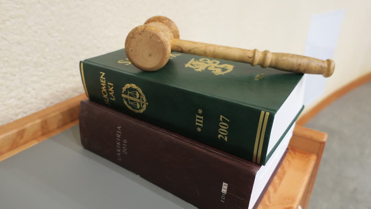 Kaksi lakikirjaa ja puheenjohtajan nuija.