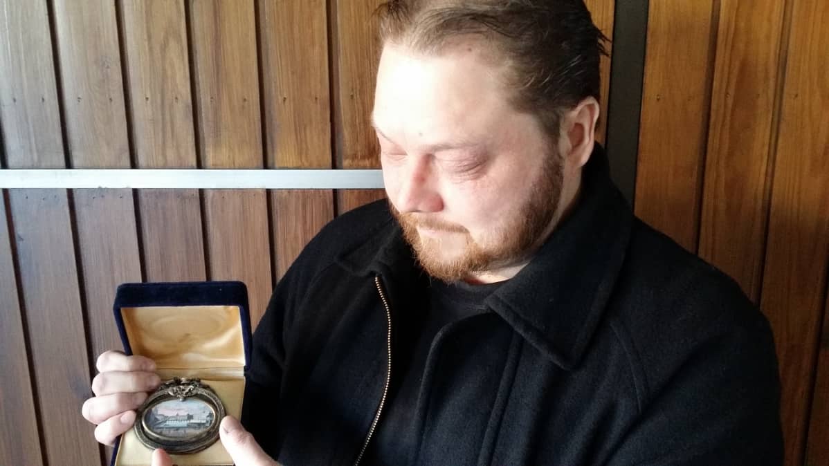 Janos Müller esittelee haltuunsa päätynyttä Thiessin perheen puuterirasiaa.