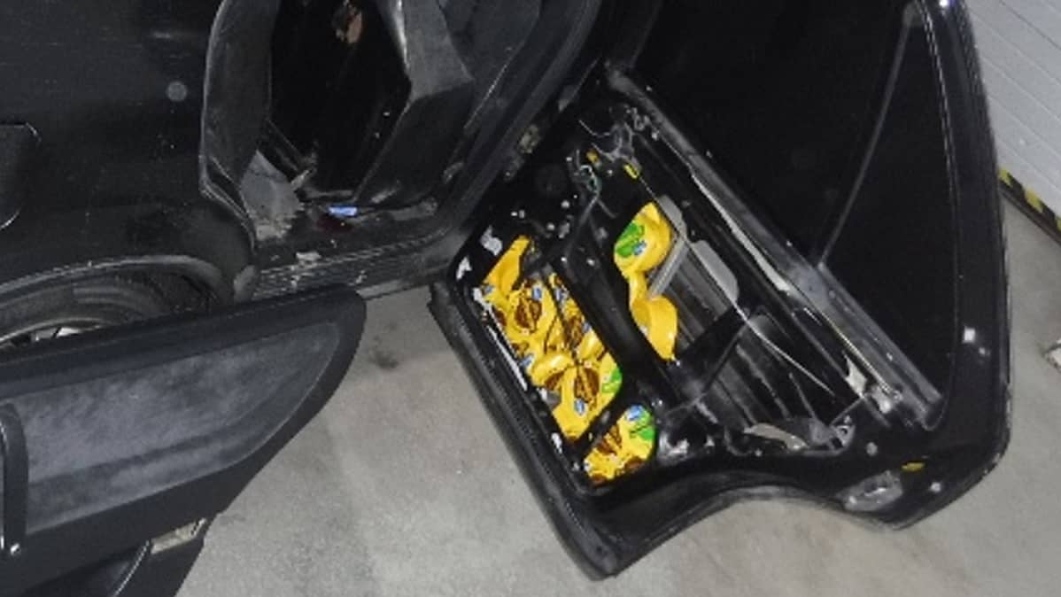 juustoja kätkettynä autoon