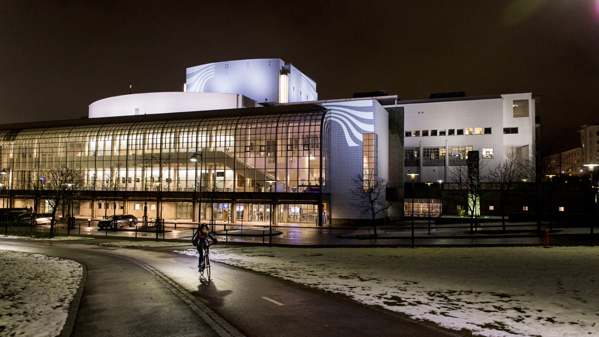 Suomen kansallisooppera iltavalaistuksessa.