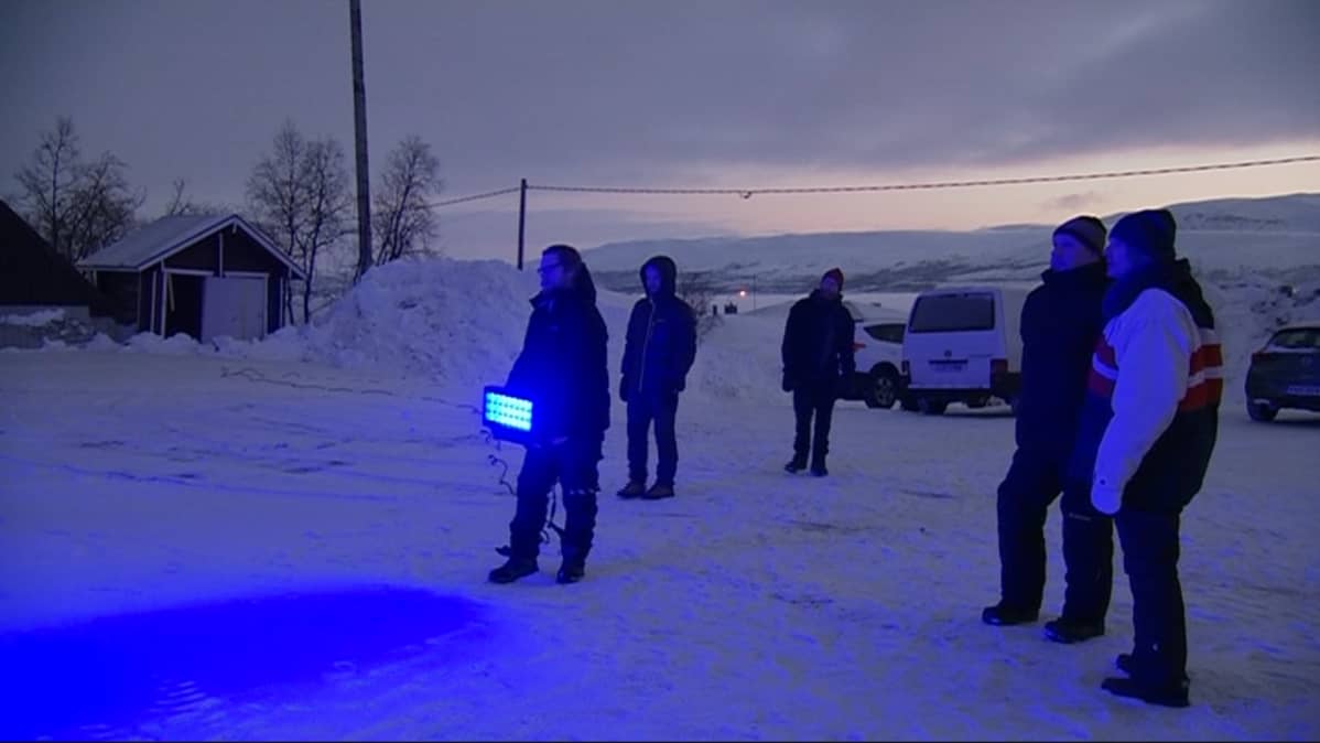 Kari Kola näyttää, minkälaisilla heittimillä Saana valaistaan.