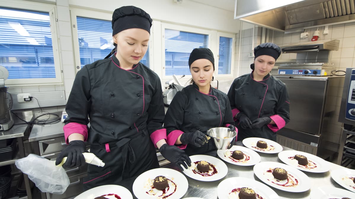 Savonia-ammattikorkeakoulun opiskelijat Tuovi Puumalainen (vas.), Sanni Pakarinen, Jaana Tanskanen