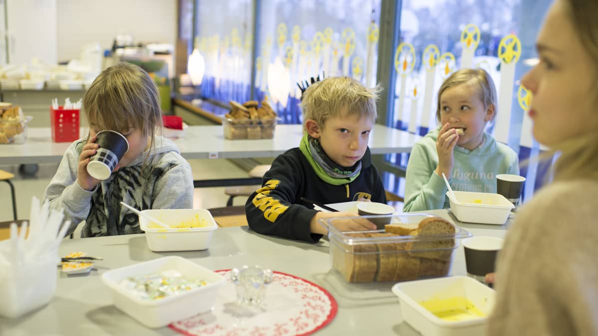 Lapsia ruokatunnilla koulussa.