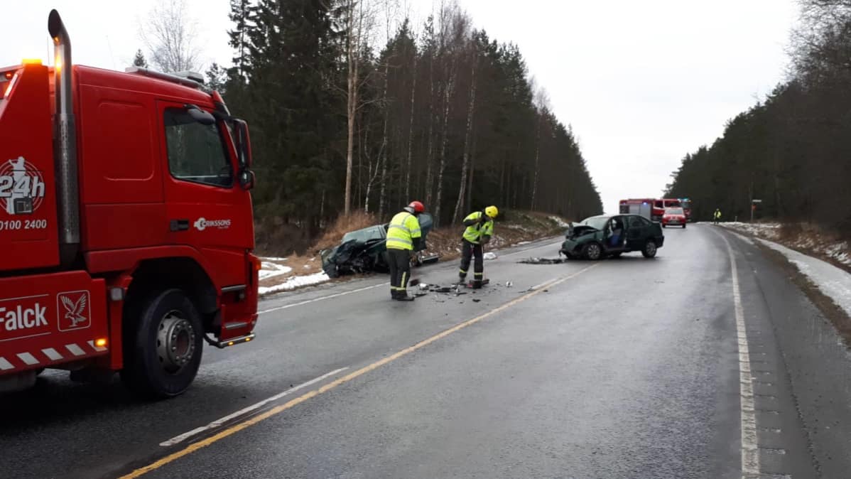 Valtatie kahdeksalla maanantaiaamuna sattuneessa kolarissa menehtyi 10 kuukauden ikäinen lapsi.