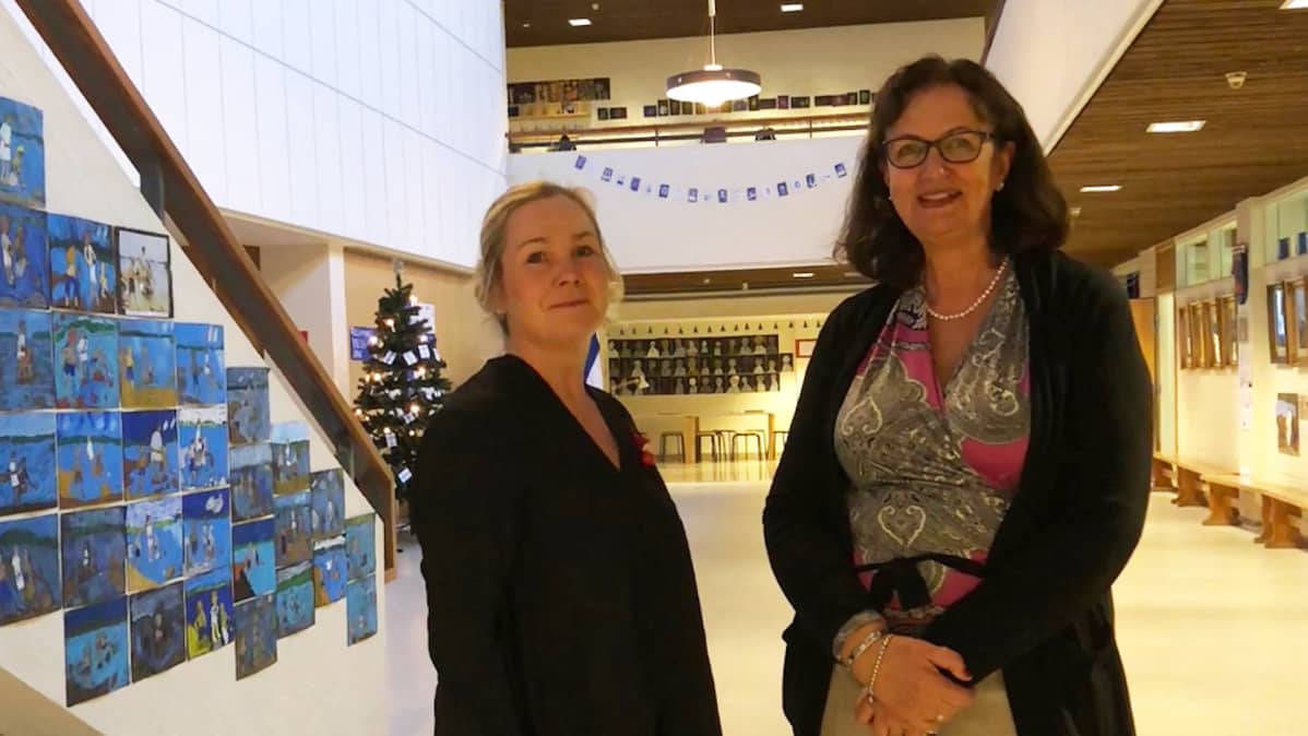 Kuvassa vararehtori Mira Tallgård ja rehtori Kristiina Hellstrand entisen kauppaoppilaitoksen aulassa