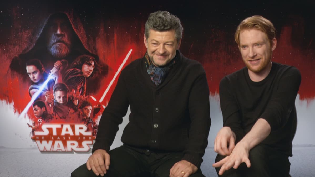 Andy Serkis (vas.) ja Domhall Gleeson haastattelussa.