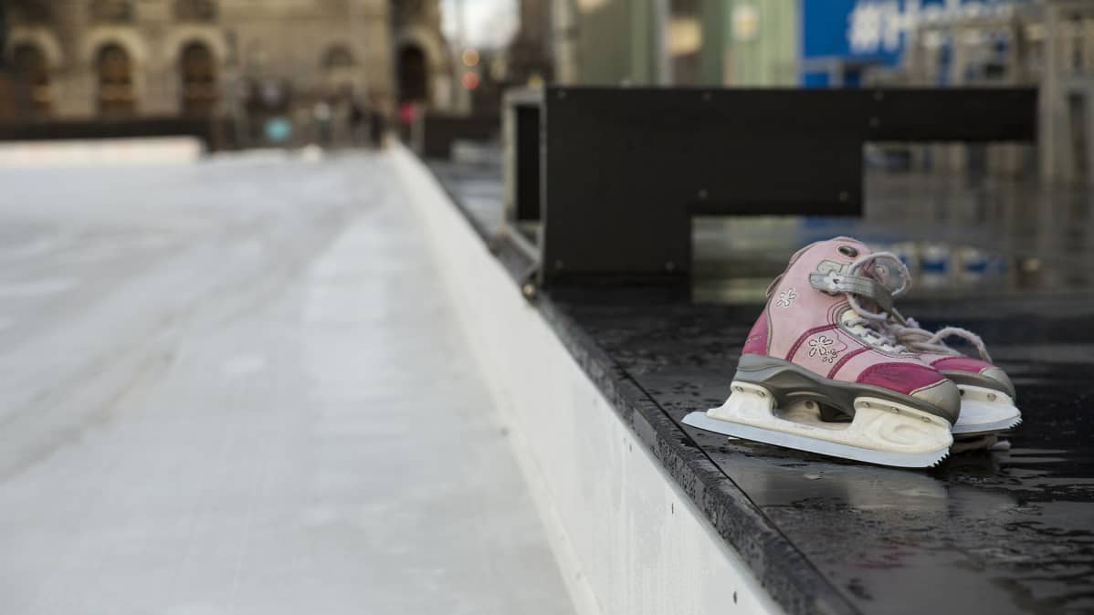 Jääpuisto Helsingin Rautatientorilla.