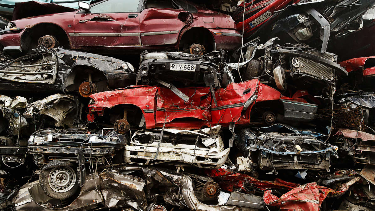 Romutettuja autoja kasassa Kuusakosken metalliromun käsittelylaitoksessa Vantaalla.