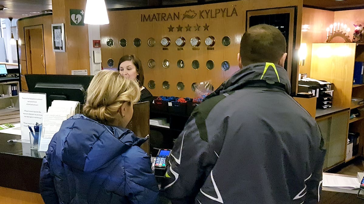 Venäläisiä Imatran kylpylän kassalla.