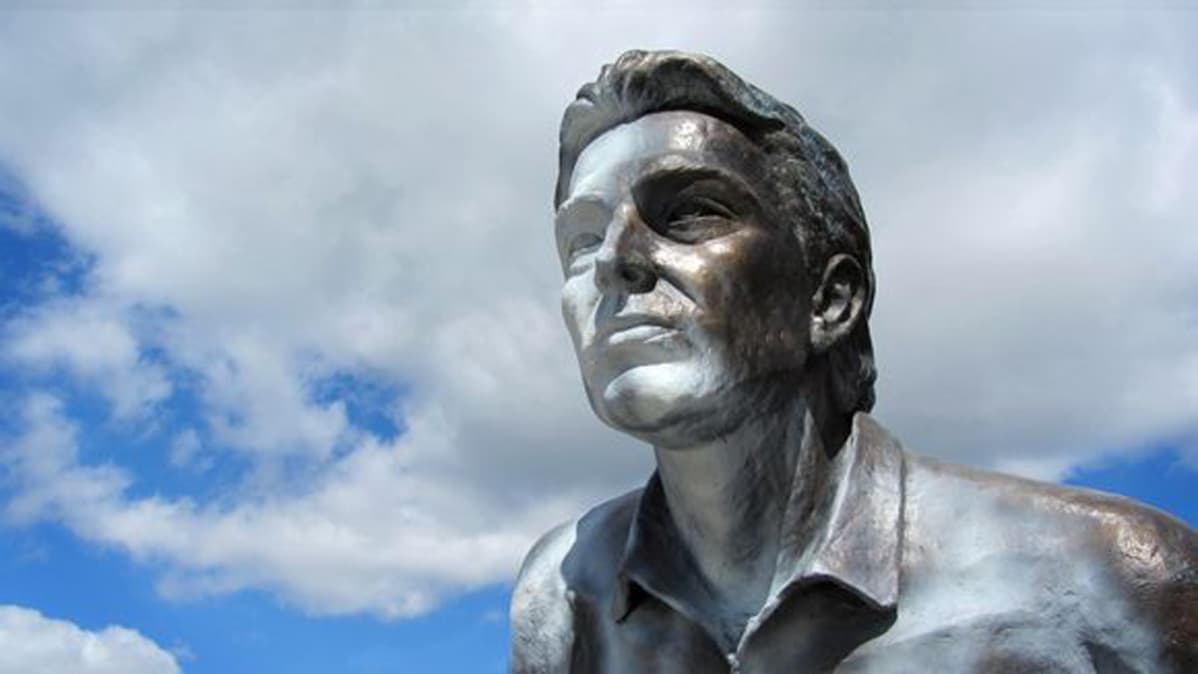 Jari Litmanen -staty i Lahtis.