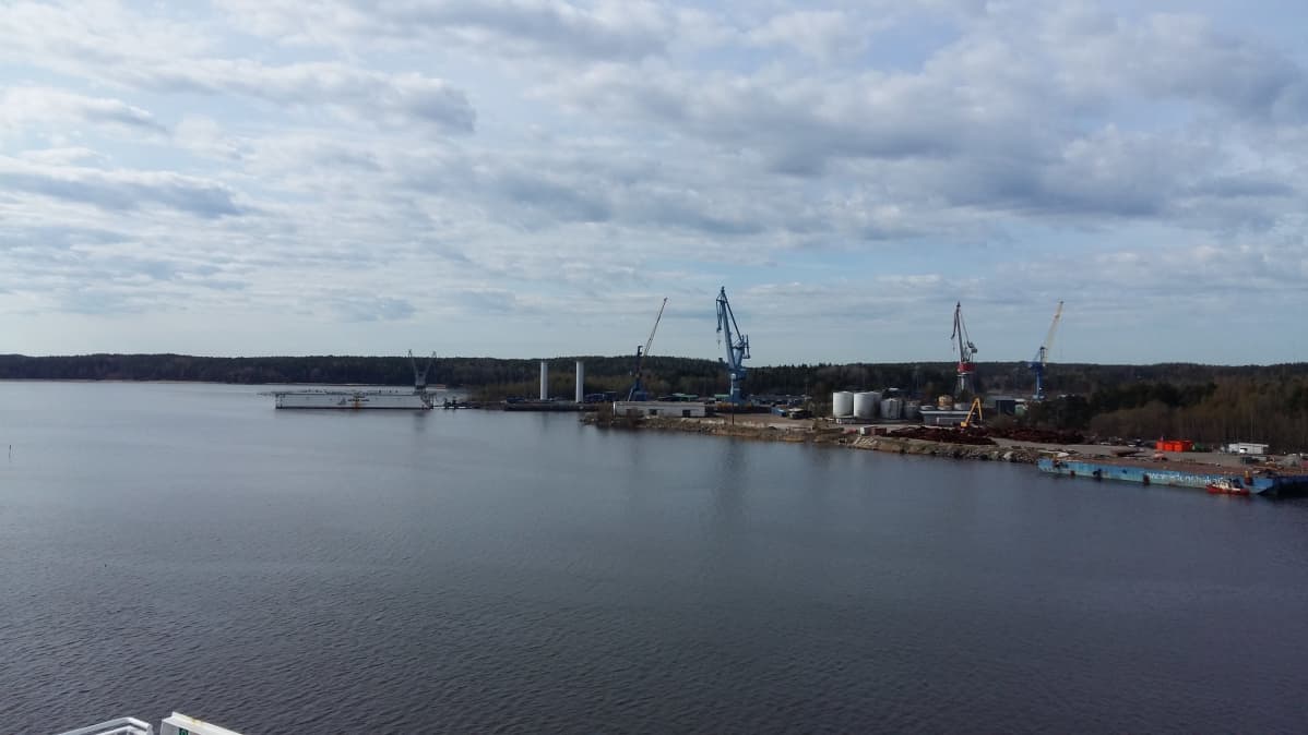 Turun korjaustelakka sijaitsee nimestään huolimatta Naantalin Luonnonmaalla.