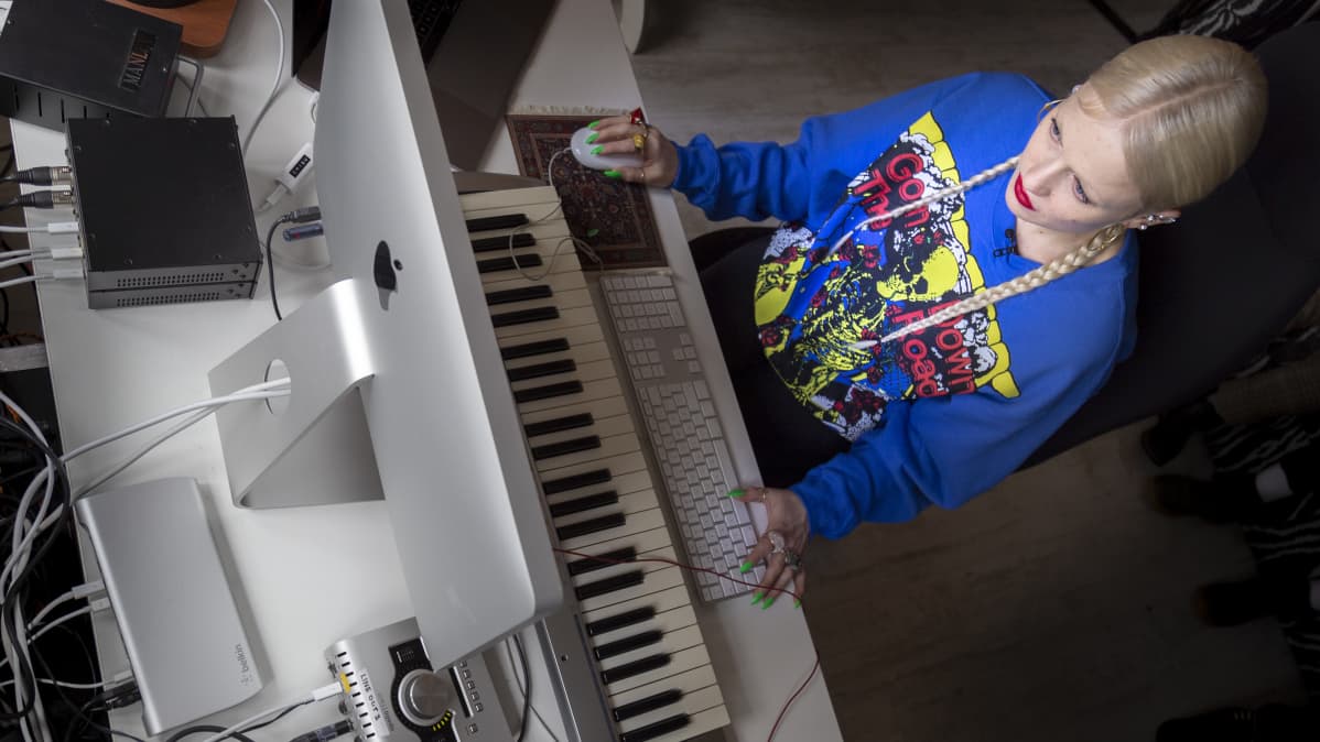 Chisu tekee musaa studiossaan.