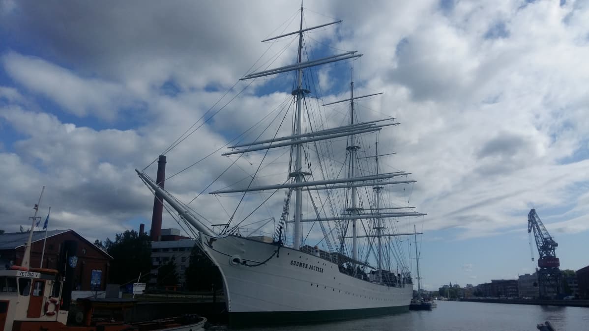 Museifartyget, fregatten Suomen Joutsen i Aura å i Åbo.
