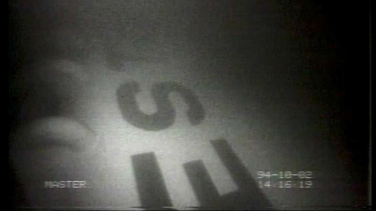 Tv-bild på M/S Estonias skrov i tv-nyheterna.