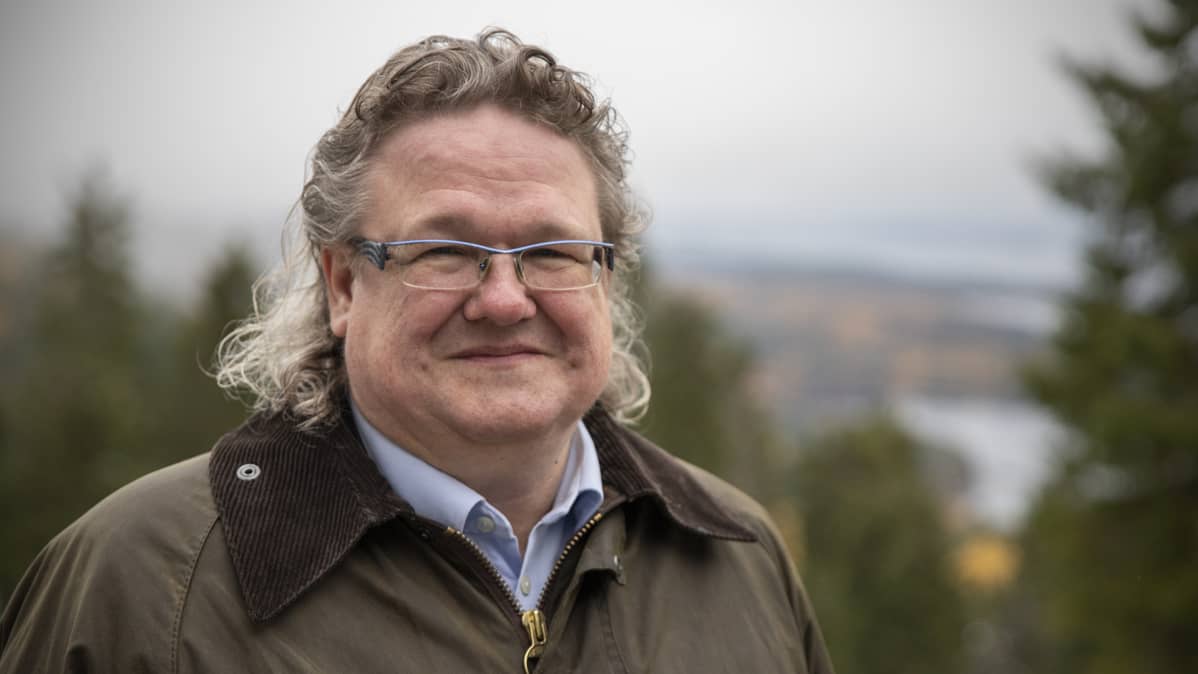 Professori Jyrki Saarinen ulkona.