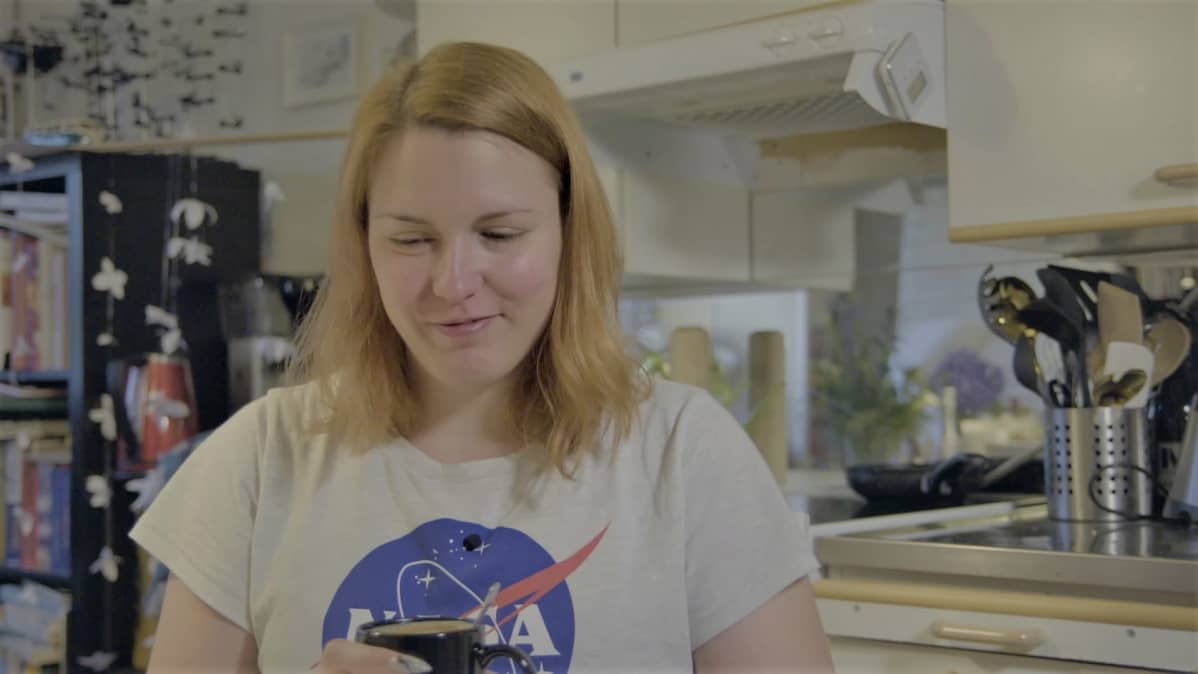 Kati hymyilee aamupalapöydässä jännittyneesti - tänään on hänen ensimmäinen työpäivänsä uudessa työpaikassa.