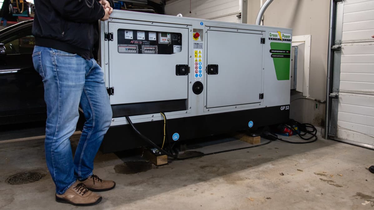 Diesel aggregaatti autotallissa.