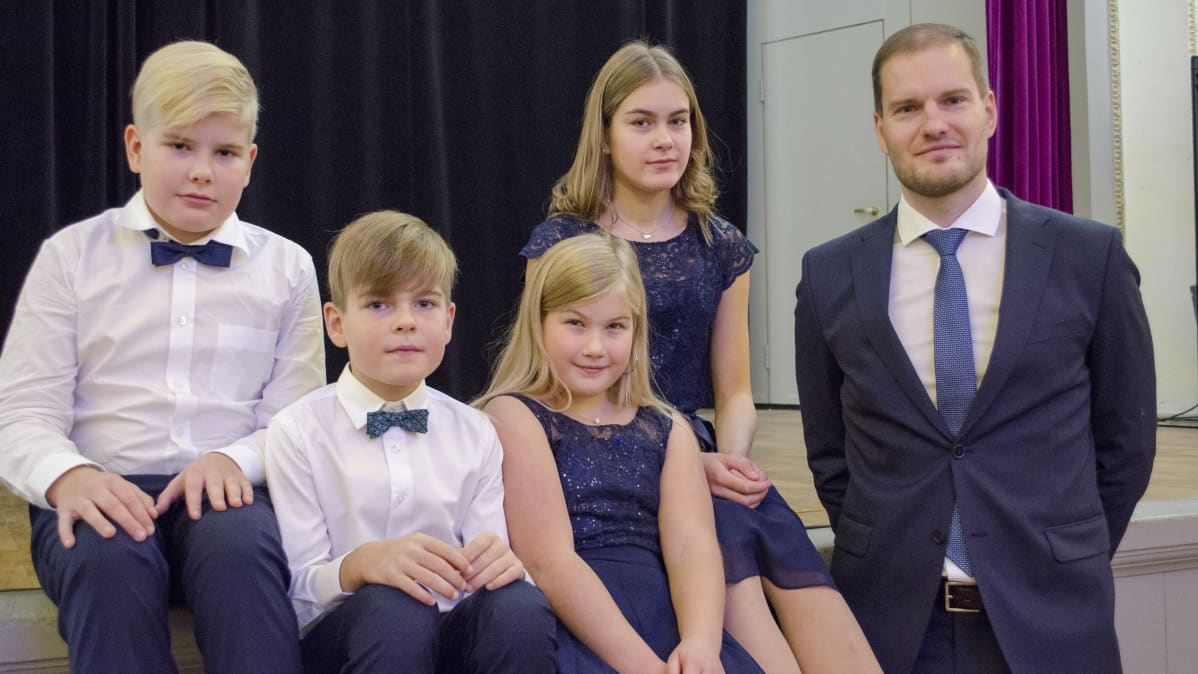 Vuoden Isä Hermanni Hyytiälä perheineen.