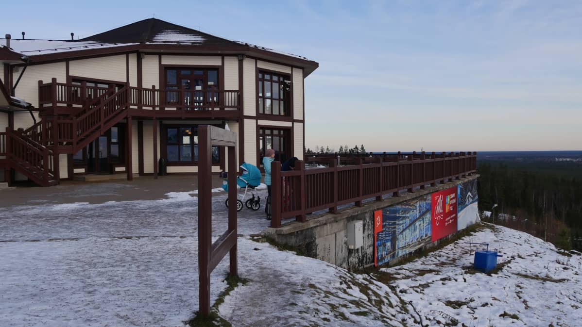 Igora resort kahvilarakennus laskettelurinteen vieressä