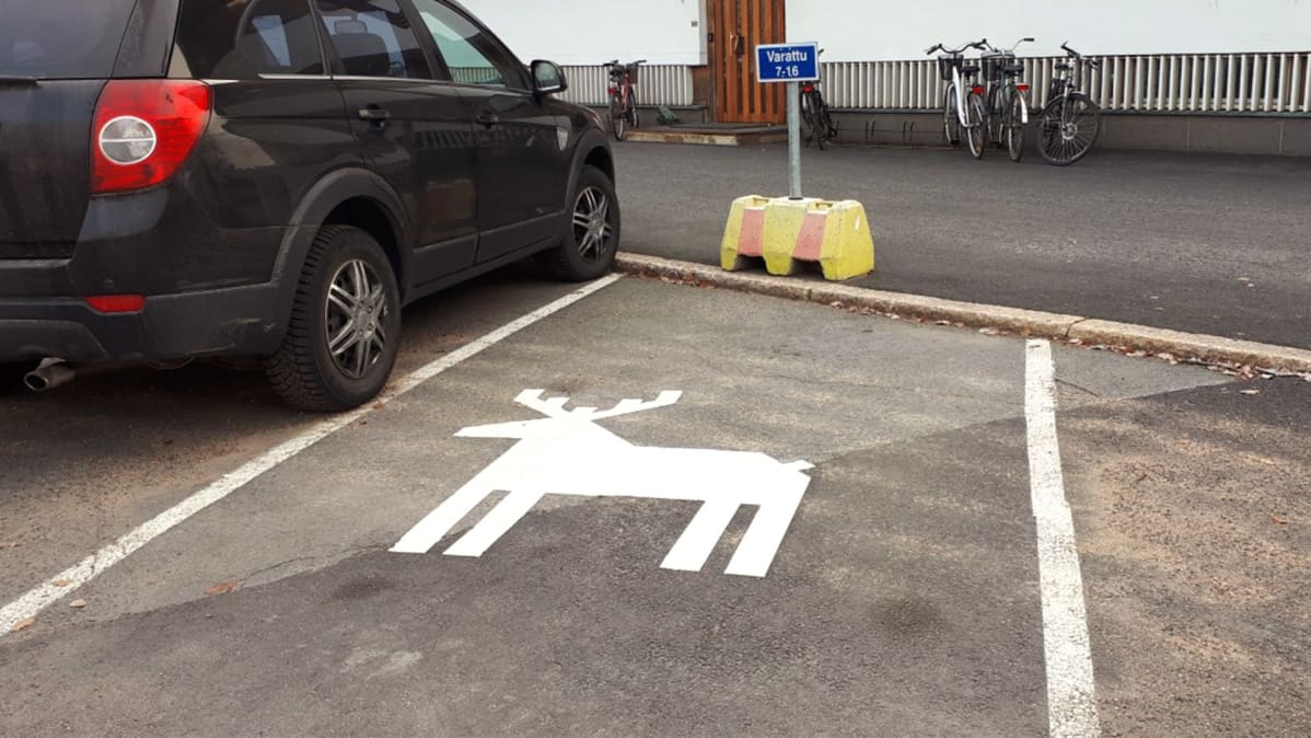 Pysäköintipaikan asvalttiin maalattu poron kuva.