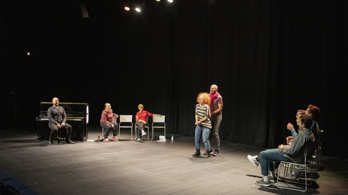näyttelijät esiintyvät teatterin lavalla