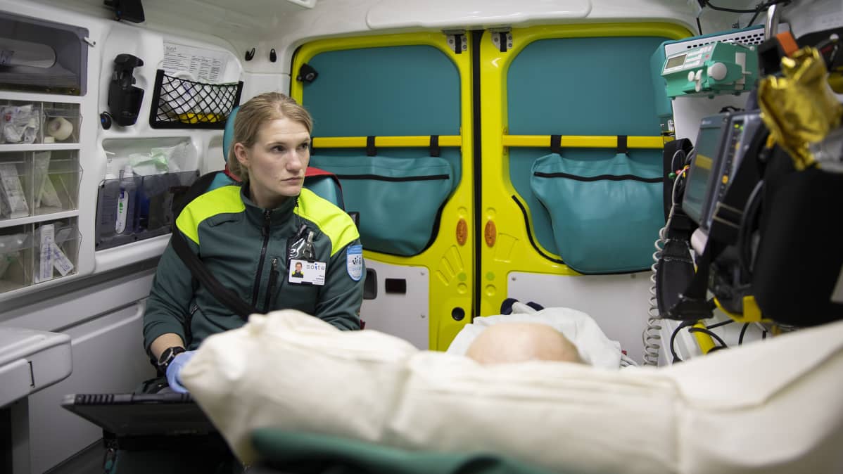 Päivystävä ensihoitaja seuraa potilaan kuntoa ambulanssin kyydissä.