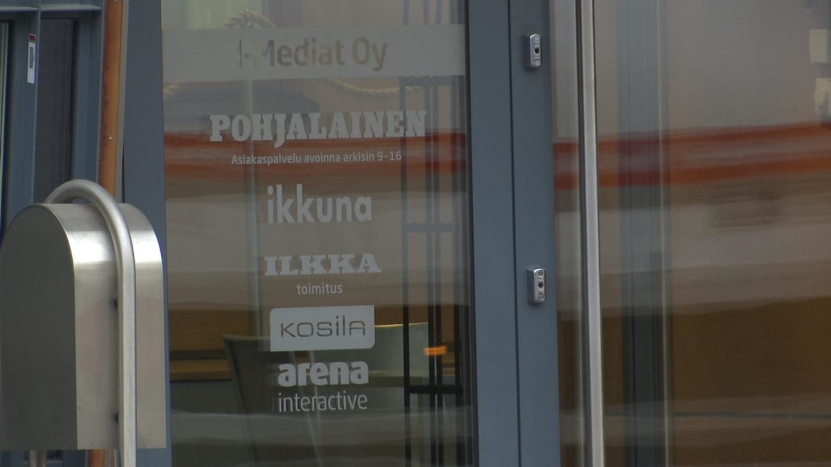 Sanomalehti Pohjalaisen ovi.