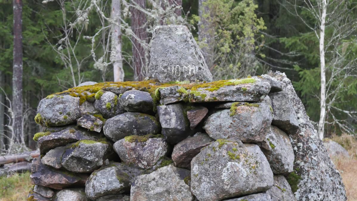 Kivipaasi Suomen ja Venäjän rajalla
