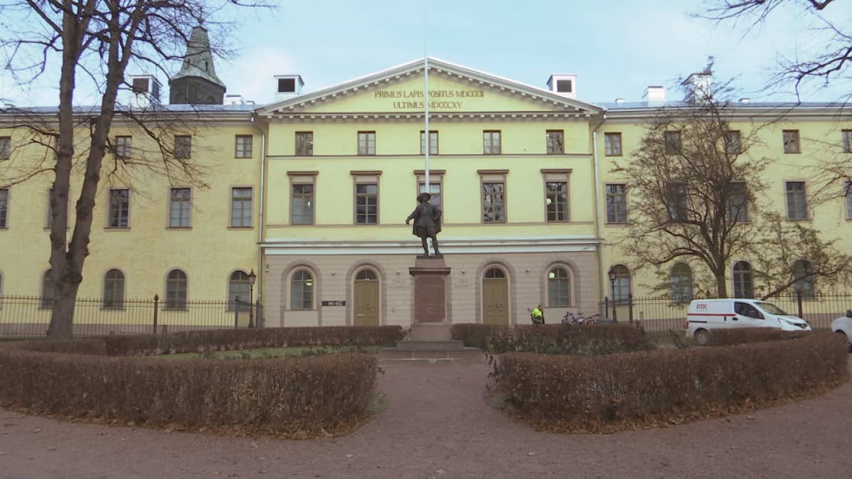 Turun hovioikeuden rakennus syksyisenä päivänä