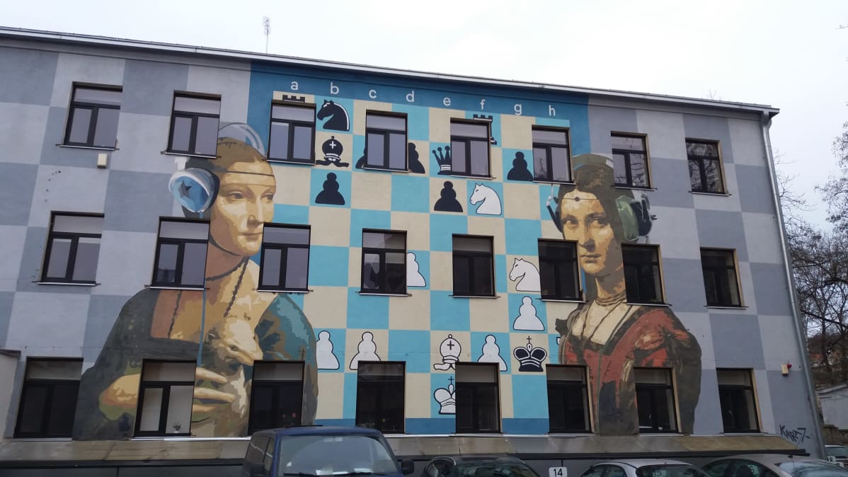 Katutaideteos, jossa kaksi naista.